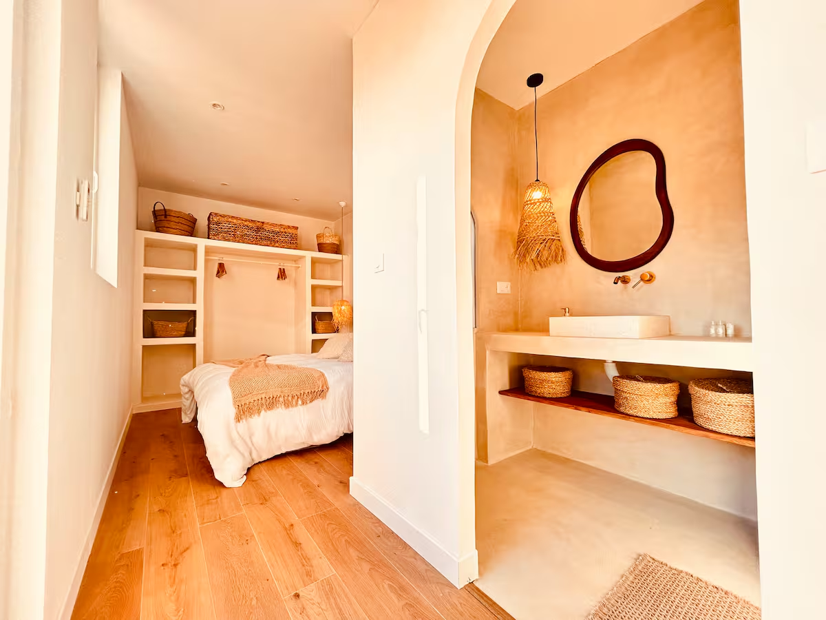 Vue de la chambre et de la salle de bain aux tons naturels