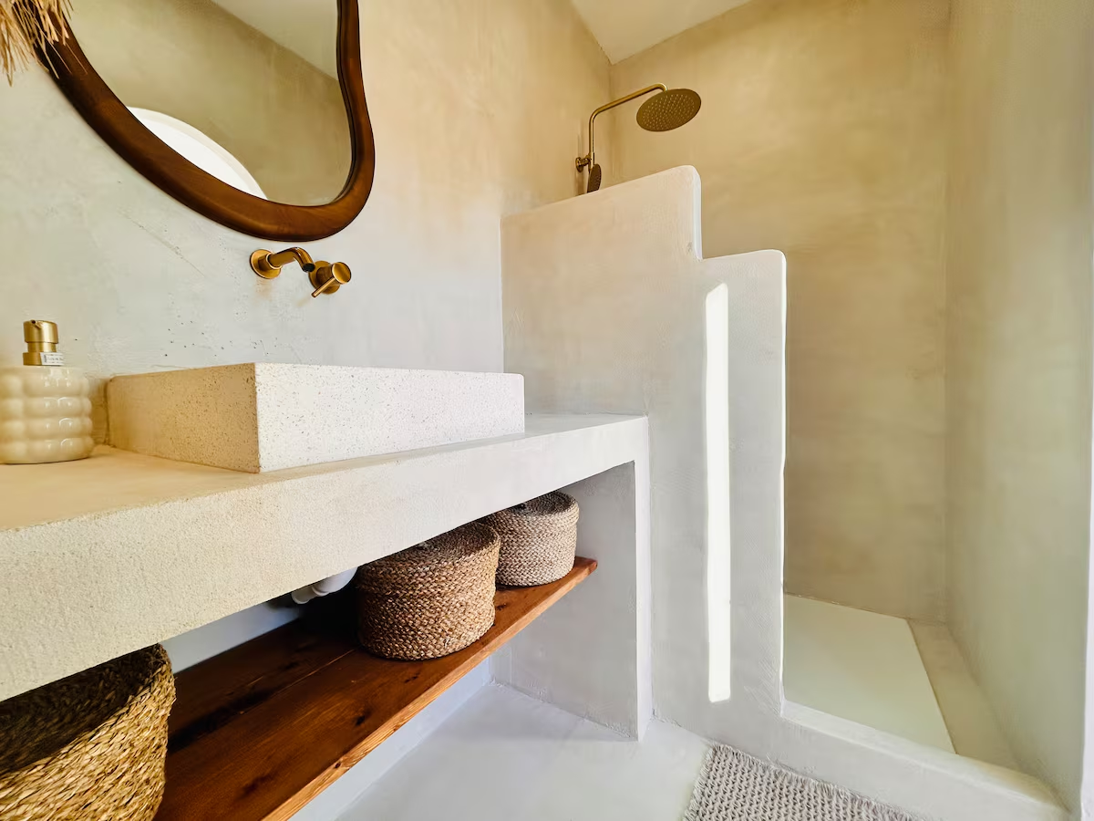 Vasque en pierre et douche à l’italienne