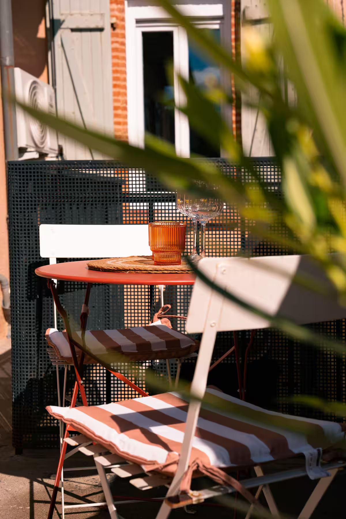 Coin repas extérieur sur la terrasse