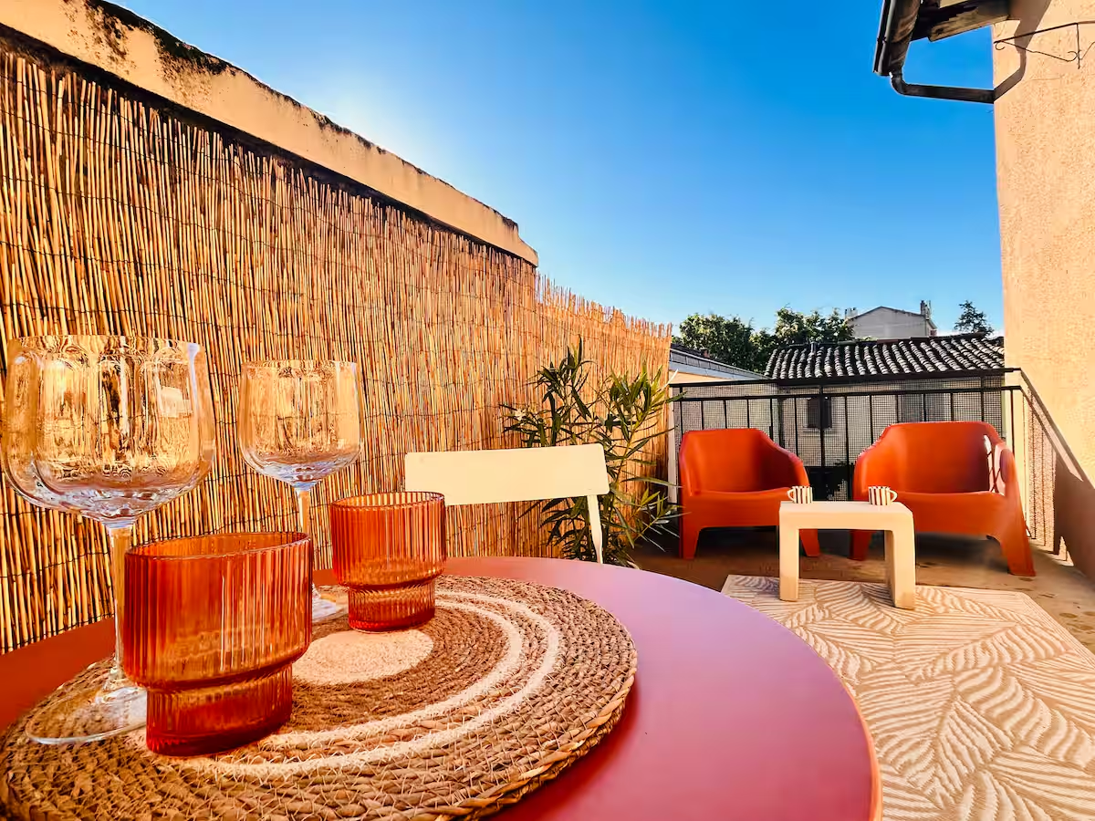 Terrasse aménagée avec table et fauteuils orange