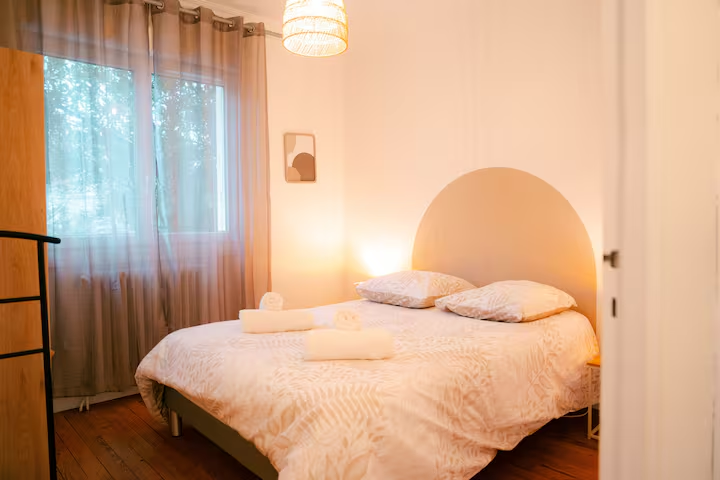 Deuxième chambre lumineuse aux tons doux