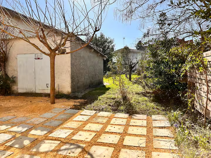 Jardin arboré avec cheminement en dalles