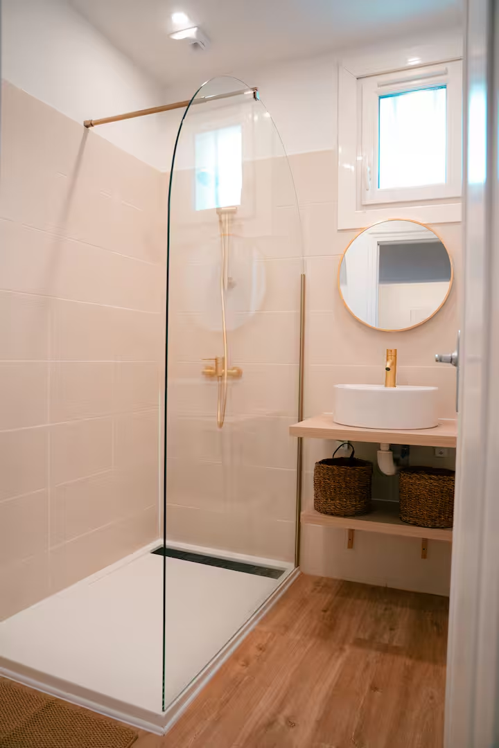 Salle de bain avec douche vitrée et vasque