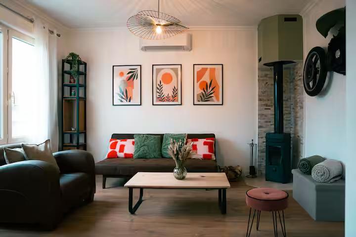 Salon chaleureux avec poêle et décoration colorée